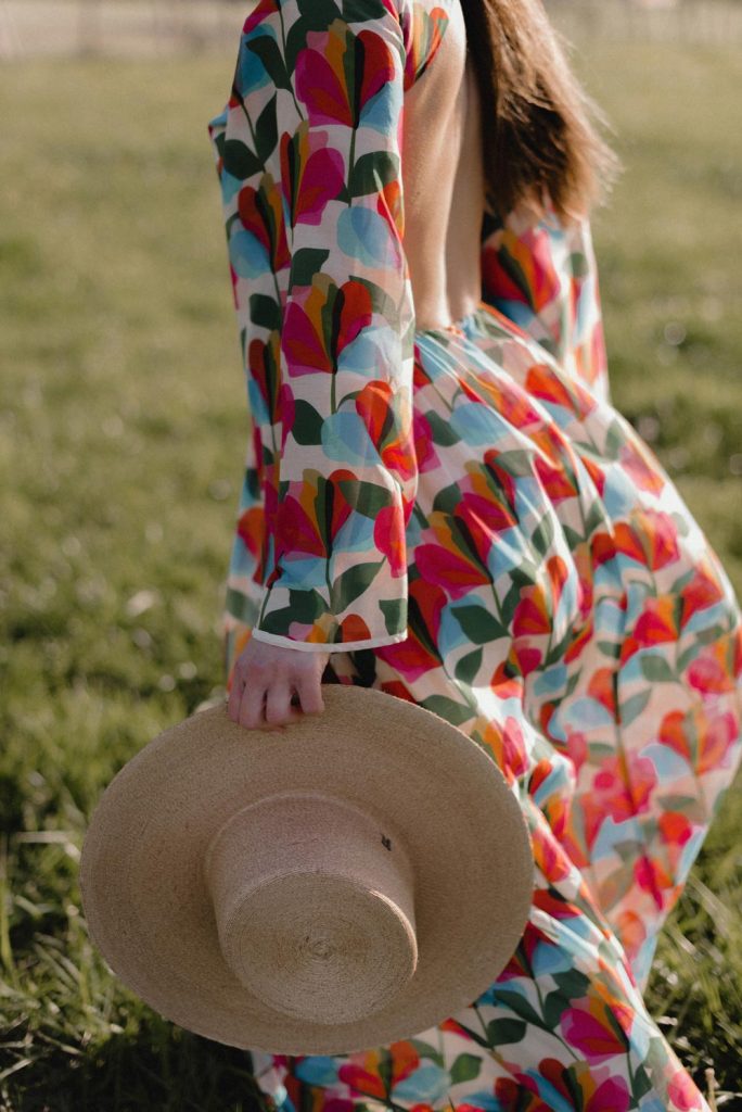 Mujer con vestido y sombrero de la tienda Dorell